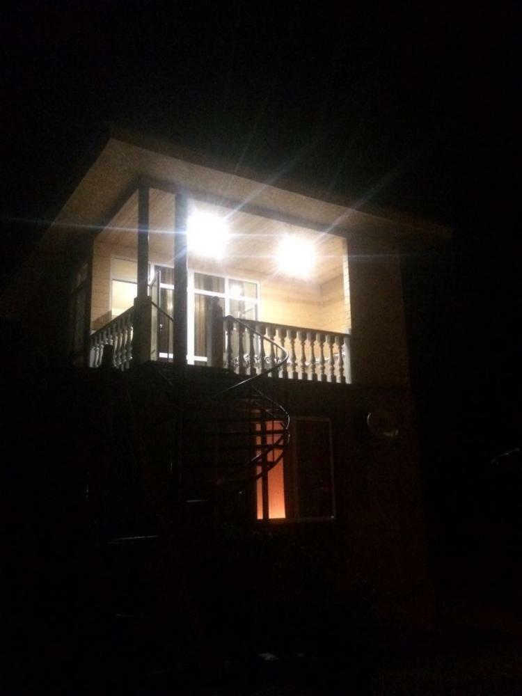 New Athos Guesthouse On Topchan 17 المظهر الخارجي الصورة